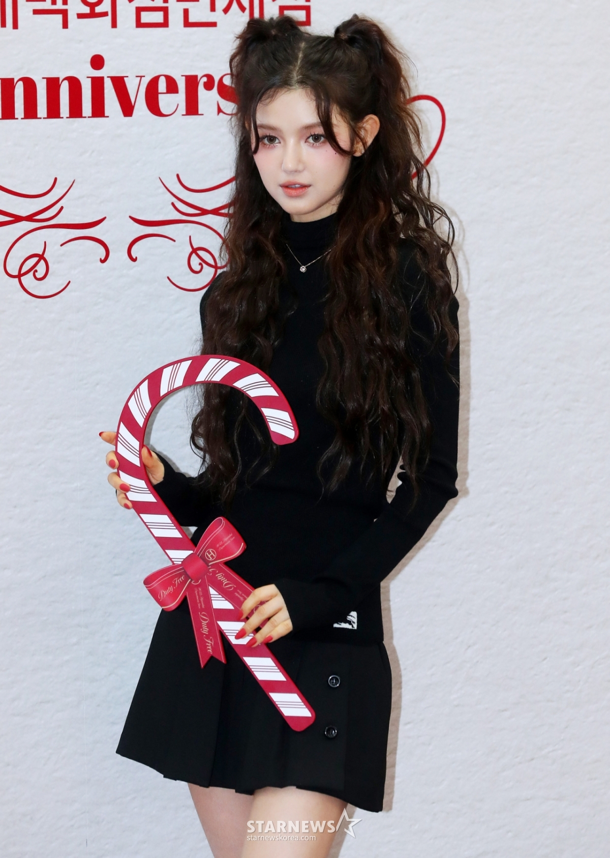 Girl group New Jeans Daniel poses at an event to celebrate the 5th anniversary of Hyundai Department Store Duty Free held at the Hyundai Seoul Christmas concept village "H Village" in Yeongdeungpo-gu, Seoul on the morning of the 6th. November 6, 2023 / Photo = Kim Chang-hyun