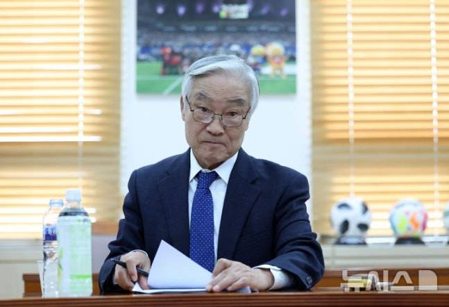 韩国职业足球联盟赏罚委员长赵南敦去年下午在首尔钟路区足球会馆主持了赏罚委员会,讨论是否对通过社会关系网服务(SNS)对裁判判决提出不满的全北现代队主教练古斯•波古进行惩戒。 =照片=newsis。 