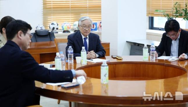 韩国职业足球联盟赏罚委员长赵南敦（中）去年在首尔钟路区足球会馆主持召开赏罚委员会，讨论是否惩罚通过社会关系网服务（SNS）对裁判判决提出不满的全北现代队主教练波古特。 =照片=newsis。 