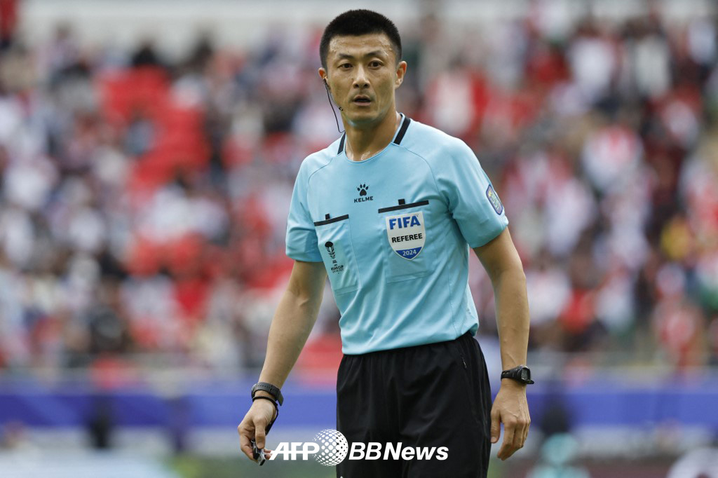 即将进行韩国和澳大利亚2026年亚足联U-23亚洲杯四分之一决赛的中国籍裁判傅明。 =法新社BBNews=新闻1。
