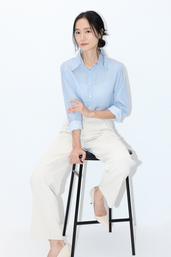 =照片:拥抱演员。