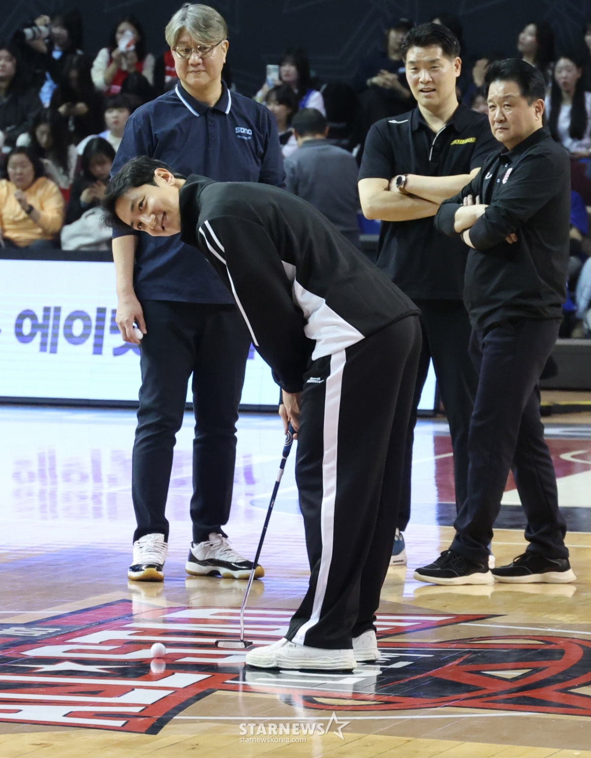 [Photo] Heo Hoon, putter on the basketball court | STARNEWS