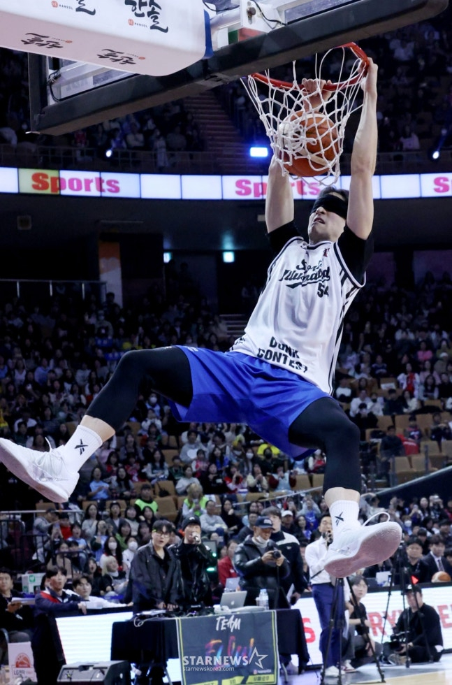 Vào ngày 18, trong cuộc thi bóng rổ chuyên nghiệp All-Star Game Sports Illustrated Dunk của LG Electronics, Jo Joon-hee đã che hai mắt và thành công trong việc dunk. /Ảnh = Người chờ đợi Kim Jin Kyung