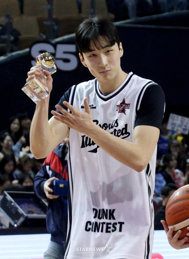 Jo Joon Hee đã giành chiến thắng trong cuộc thi dunk và đang nâng chiếc cúp. /Ảnh = Người chờ đợi Kim Jin Kyung