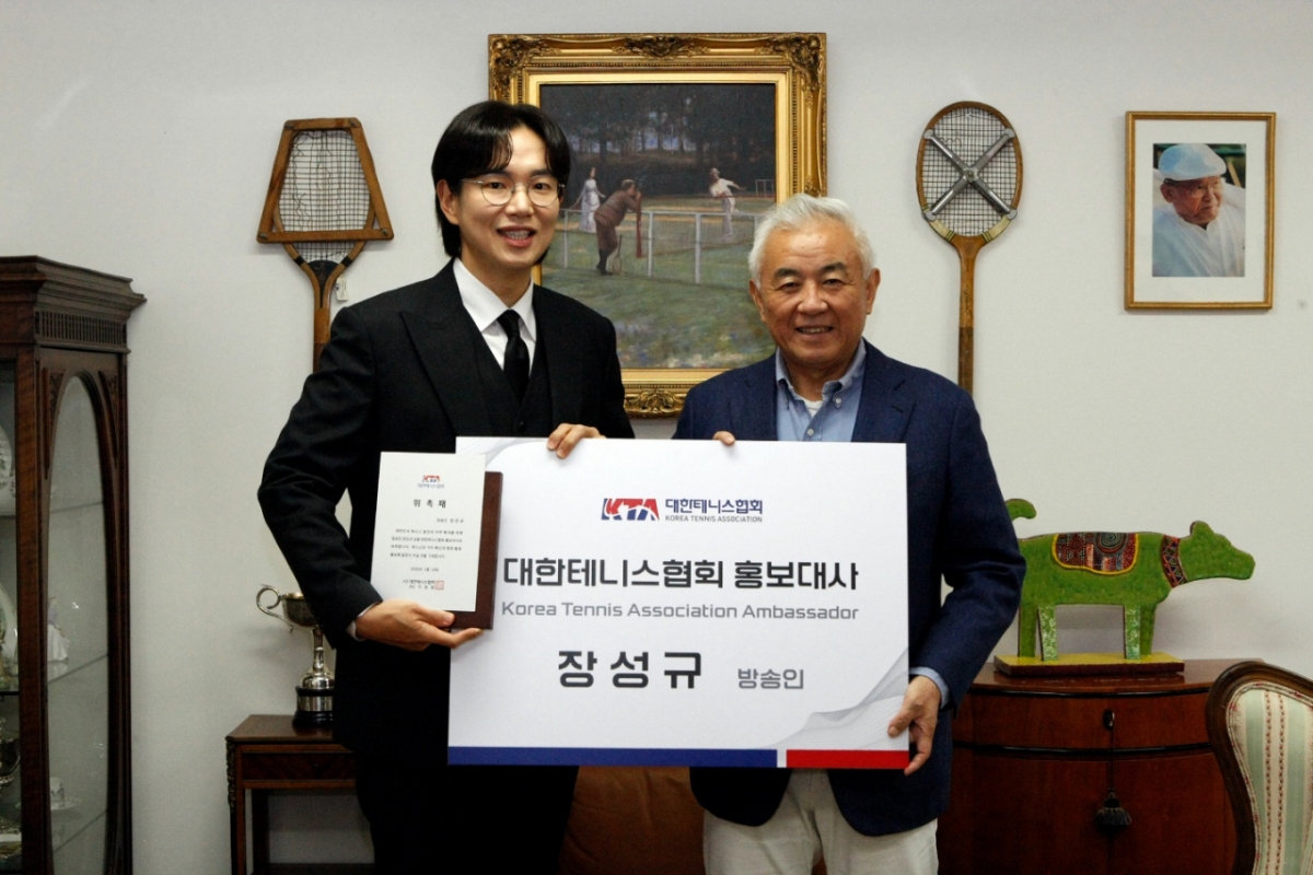 电视人张成奎（左）正在从大韩网球协会会长朱元洪手中接过宣传大使委任牌。 =照片:大韩网球协会提供。