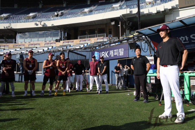 Ahn Woo Jin (phải), người gia nhập đội, đang chào hỏi trước đội tuyển trước trận đấu. /Ảnh = Cung cấp anh hùng nuôi dưỡng