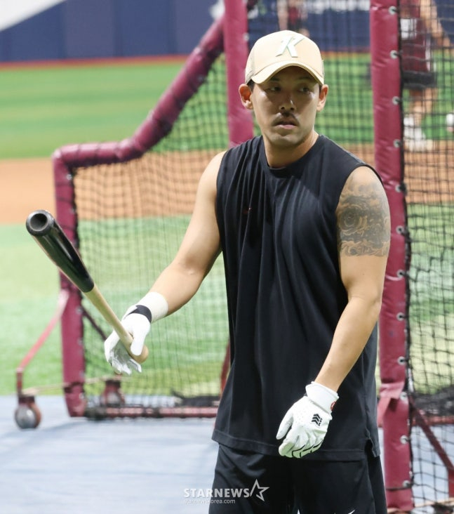 Lee Yong Kyu đang thực hiện huấn luyện đánh bóng. /Ảnh = Người chờ đợi Kim Jin Kyung