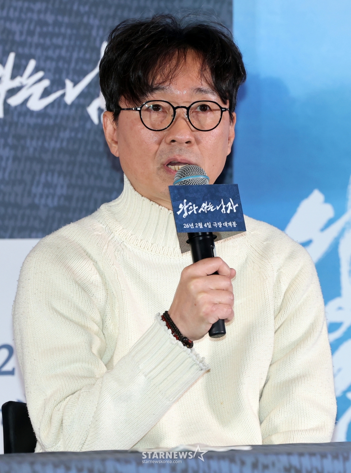 (Seoul = News1) Reporter Kim Jin-hwan = Director Jang Hang-joon is greeting at a press conference for the movie "The Man Who Lives with the King" held at the COEX Megabox branch in Gangnam-gu, Seoul on the afternoon of the 21st. "The Man Who Lives with the King" is a story of a village leader who claimed to be exiled in 1457 in Cheongnyeongpo, and a young predecessor who was expelled from the throne and exiled on the 4th of next month. 2026.1.21/News1 Copyright © News1. All rights reserved. Unauthorized reproduction and redistribution, and prohibition of using AI learning. /Photo = (Seoul = News 1) Reporter Kim Jin-hwan