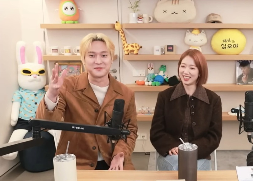 From the left, Go Kyungpyo and Park Shinhye