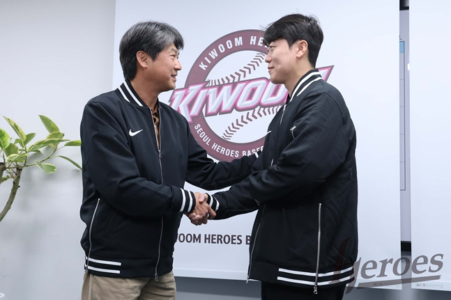 第2次选秀结束后，与薛钟镇教练（左）见面的朴镇亨。 =照片:kiwoom heroes。