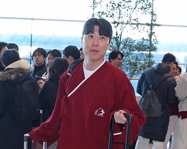 走向出境口的朴镇亨。 =照片:kiwoom heroes。