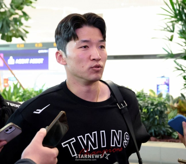 LGの主将パク·ヘミンが22日、仁川（インチョン）空港を通じてLGツインズの転地訓練地である米国に出国する前に、記者たちとインタビューをしている。 /写真=姜永祚（カン·ヨンジョ）先任記者 