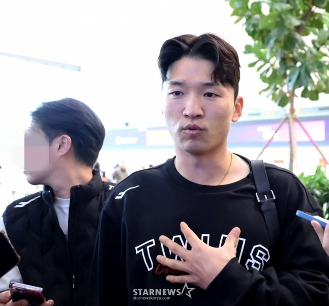 LGの主将パク·ヘミンが22日、仁川（インチョン）空港を通じてLGツインズの転地訓練地である米国に出国する前に、記者たちとインタビューをしている。 /写真=姜永祚（カン·ヨンジョ）先任記者 