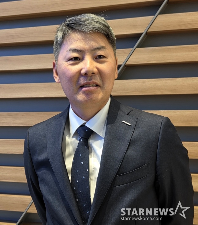 Huấn luyện viên Kim Won Hyung của Doosan phỏng vấn các phóng viên trước khi xuất cảnh qua sân bay quốc tế Incheon vào ngày 23. /Ảnh = Phóng viên Kim Dong Yoon