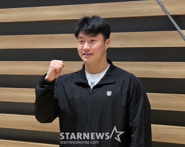 Kim Gun Hwi, tân binh của KT, đang phỏng vấn các phóng viên tại sân bay quốc tế Incheon trước khi xuất cảnh trại xuân ở Úc vào ngày 21. /Ảnh = Phóng viên Kim Dong Yoon