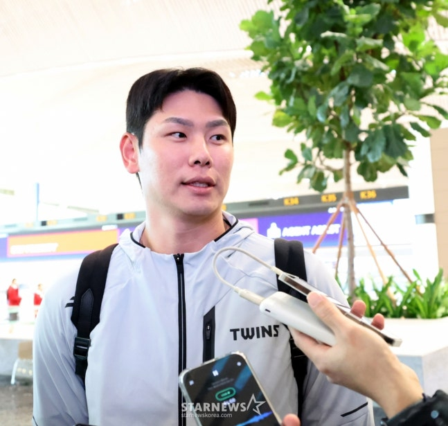 LG's Hong Chang-ki is interviewing reporters before leaving for the U.S., LG Twins' training site, through Incheon International Airport on the 22nd. /Photo = Senior Reporter Kang Young-jo