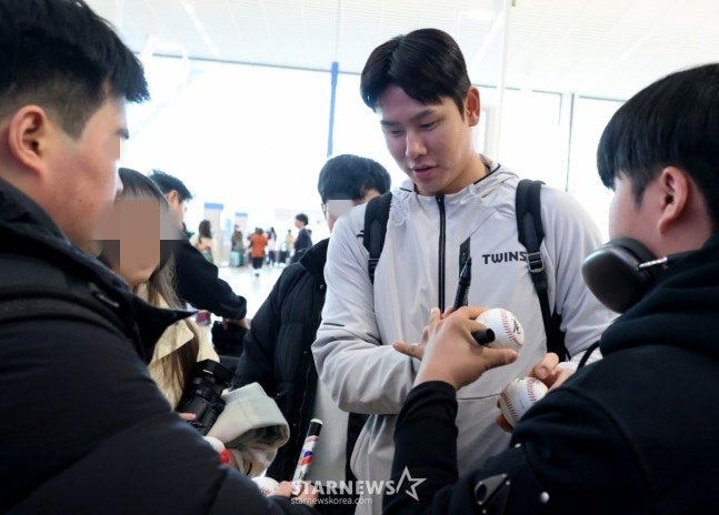 LG's Hong Chang-ki signs autographs to fans before leaving for the U.S., the training site for the LG Twins, through Incheon International Airport on the 22nd. /Photo = Senior Reporter Kang Young-jo