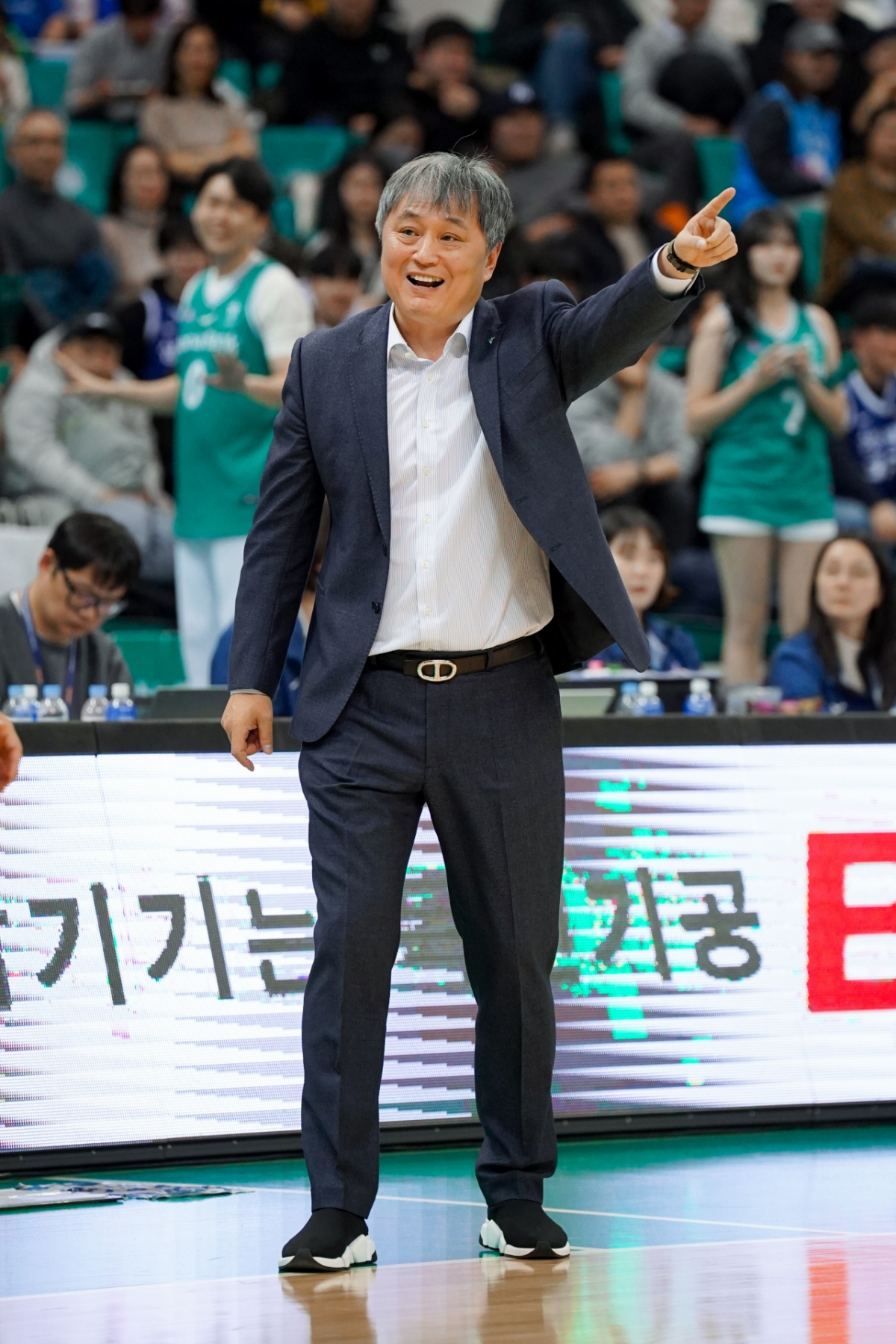 Giám đốc ngân hàng Hana Lee Sang Bum đang vẫy tay. /Ảnh = cung cấp WKBL