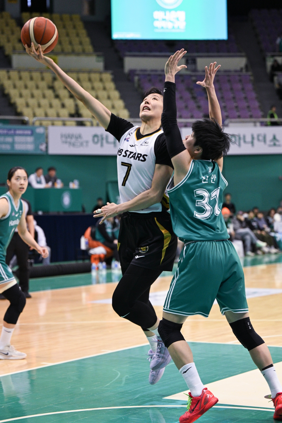 朴智秀(左)25日下午4点在富川体育馆举行的BNK金融2025~2026女子职业篮球正规联赛第4轮比赛中，试图避开陈安射门。 =照片=WKBL提供。