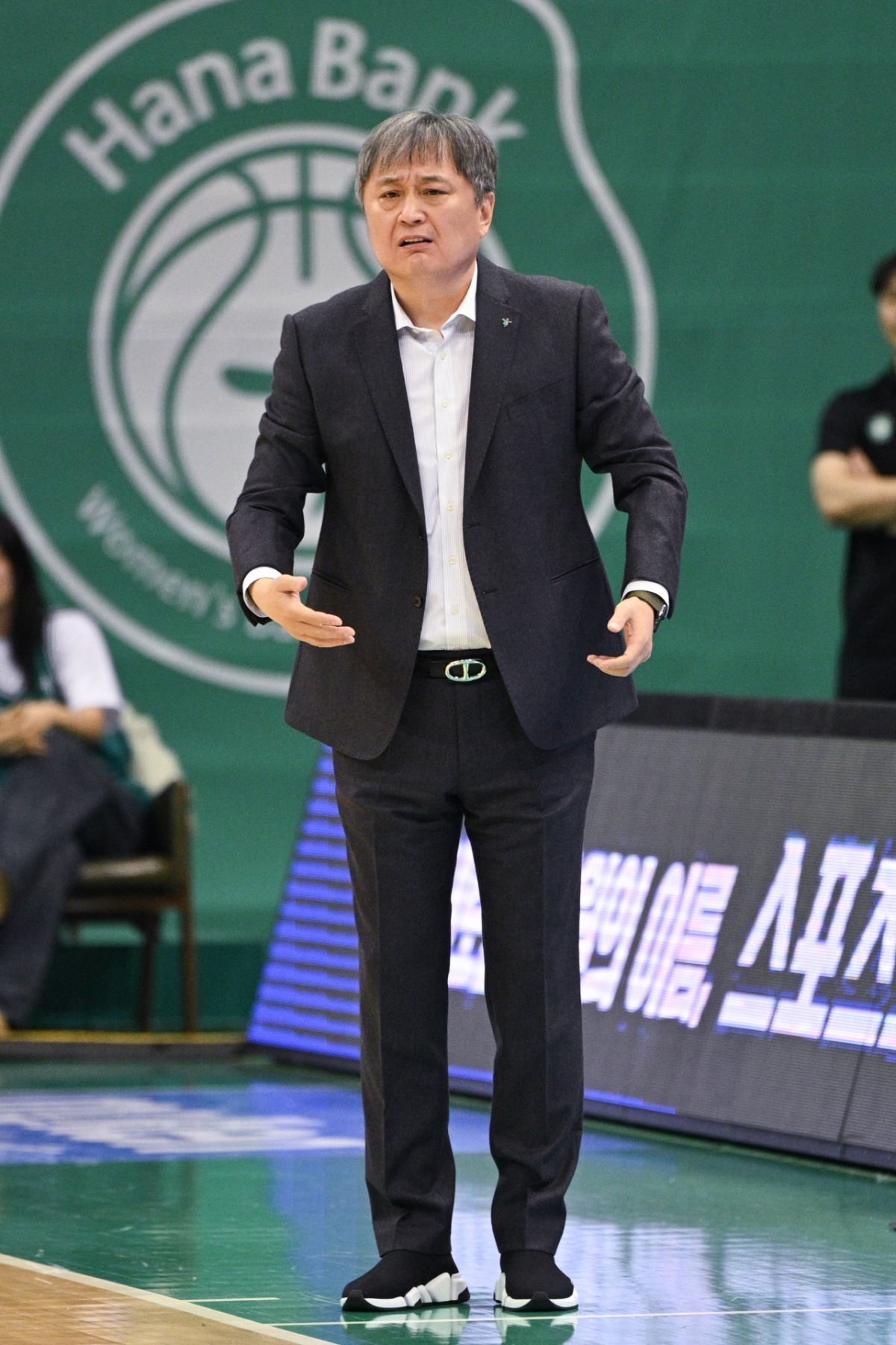 韩亚银行教练李相范25日下午4点在富川体育馆举行的BNK金融2025~2026女子职业篮球正规联赛第4轮比赛中皱着眉头。 =照片=WKBL提供。