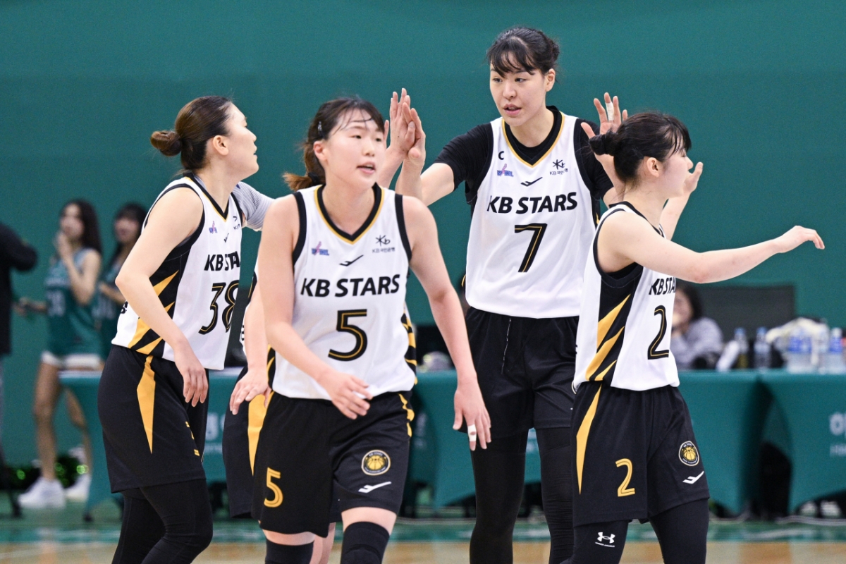 25日下午4时，在富川体育馆举行的BNK金融2025~2026女子职业篮球正规联赛第4轮比赛中，KB明星队选手们。 =照片=WKBL提供。