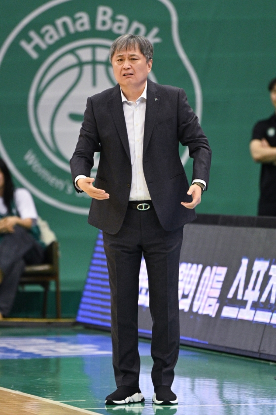 Huấn luyện viên ngân hàng Hana Lee Sang Bum đang nhăn mặt trong trận đấu vòng 4 của giải bóng rổ chuyên nghiệp nữ BNK Financial 2025-2026 được tổ chức tại Nhà thi đấu Bucheon lúc 4 giờ chiều ngày 25. /Ảnh = cung cấp WKBL