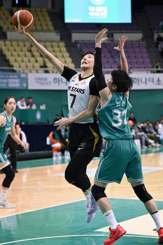 Park Ji-soo (trái) đang cố gắng thực hiện cú sút để tránh chấn động trong trận đấu vòng 4 của giải bóng rổ chuyên nghiệp nữ BNK Financial 2025-2026 được tổ chức tại Nhà thi đấu Bucheon vào lúc 4 giờ chiều ngày 25. /Ảnh = cung cấp WKBL