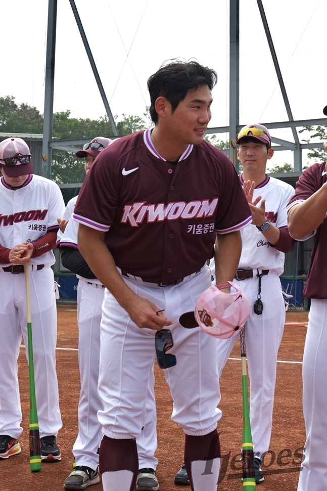 25-го числа Лим Джи Ёль, который был назначен капитаном, приветствует свою первую тренировку. /Фото = Киум Героев