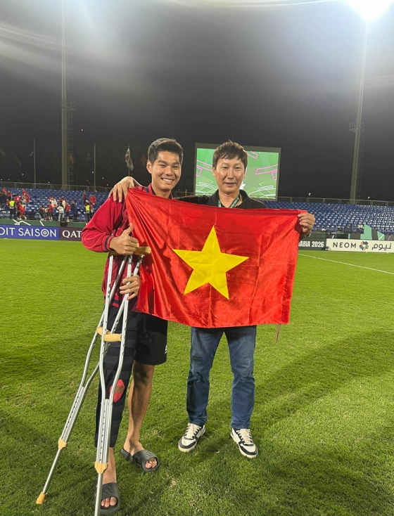 24日(韩国时间)，在沙特阿拉伯吉达国王阿卜杜拉体育城大厅体育场举行的2026亚洲足球联盟(AFC)U-23亚洲杯第三名争夺战结束后，越南队主教练金相植(右)。 =图为，越南足球协会（VFF）官网即将结束。