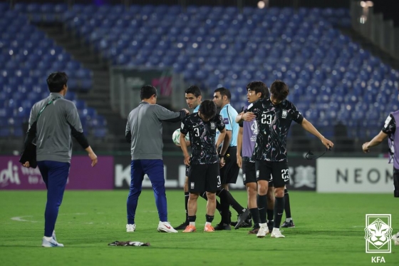 在2026年亚足联U-23亚洲杯第三名争夺战中，韩国U-23代表队选手在点球大战中输给越南队，屈居第四位后感到遗憾。 =图为，韩国足球协会提供。