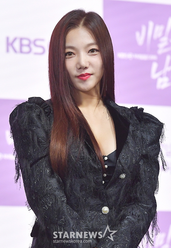 =演员李彩英。