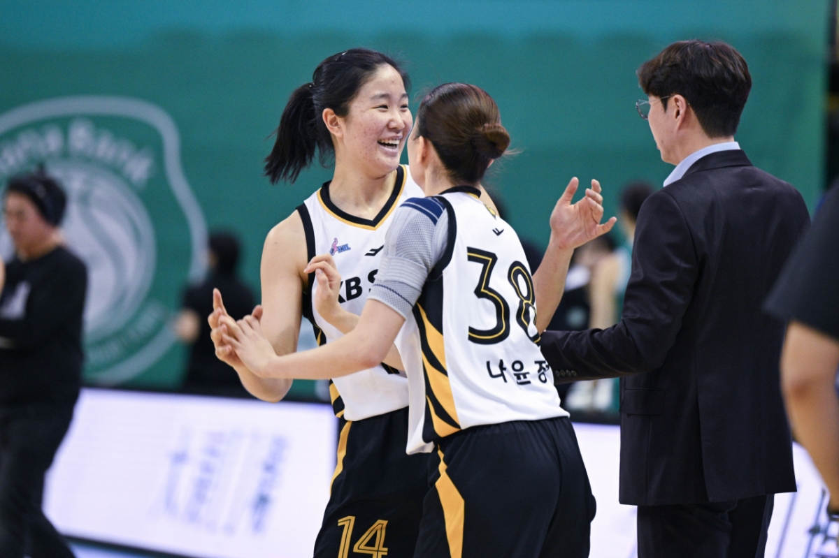 Song Yoon-ha (left) smiles during the fourth round of the BNK Financial Group 2025-2026 Women's Professional Basketball Regular League at Bucheon Gymnasium at 4 p.m. on the 25th. /Photo = Courtesy of WKBL
