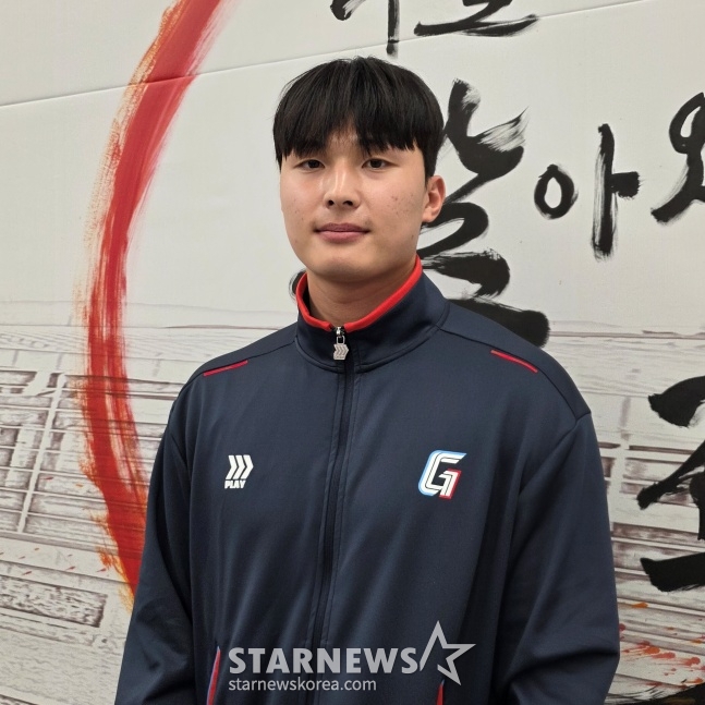 Lotte's Yoon Dong-hee is responding to an interview with reporters before leaving for Tainan, Taiwan, where the 2026 Lotte Spring Camp will be held through Gimhae International Airport on the 25th. /Photo = Reporter Kim Dong-yoon 
