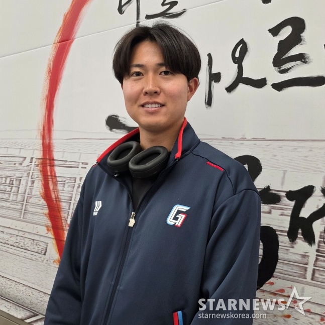 Lotte's Yoon Dong-hee is responding to an interview with reporters before leaving for Tainan, Taiwan, where the 2026 Lotte Spring Camp will be held through Gimhae International Airport on the 25th. /Photo = Reporter Kim Dong-yoon