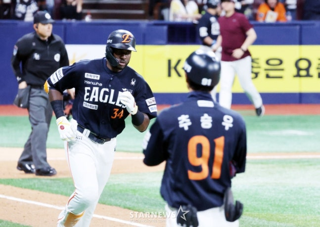 图为,弗洛里尔去年5月在高尺巨蛋体育场击出本垒打的情景。 =照片=高级记者姜英祖。