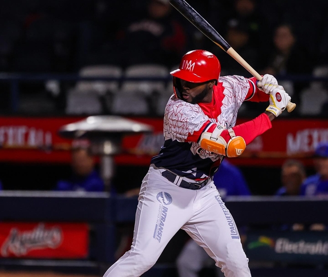 击球的Florial的样子.. =照片=墨西哥足球俱乐部官方SNS。