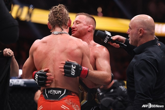 图为比赛结束后拥抱的盖奇和皮姆布雷特。 =法新社BBNews=新闻1。