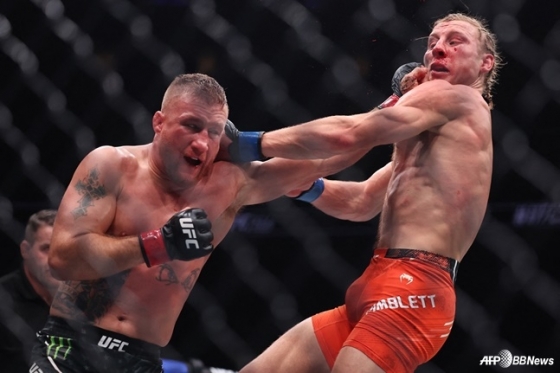 Justin Gaic (left) gives Paddy Pimblett a left-handed jab. /AFPBBNews=News1