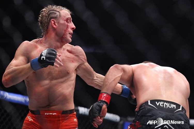 Paddy Pimblett (left) Justin Gaich. /AFPBBNews=News1