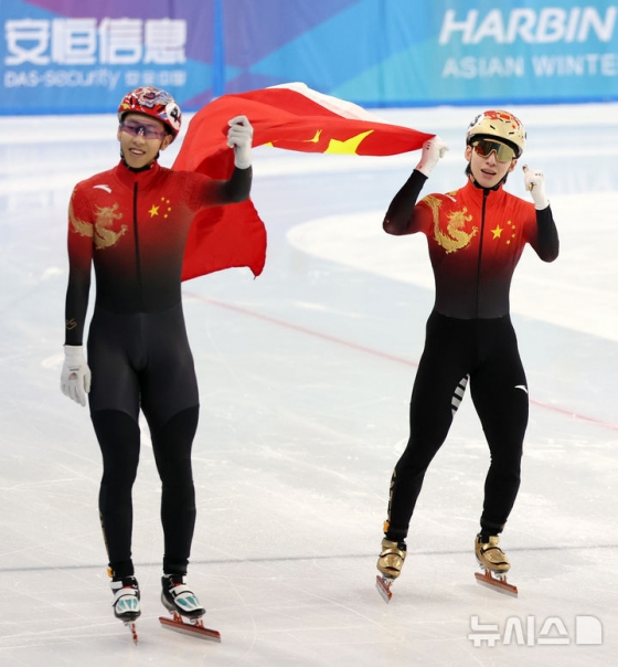 Лин Сяоцзюнь с Сунь Луном (справа) в восторге от флага О Сон Хын. /Фото = Newsis