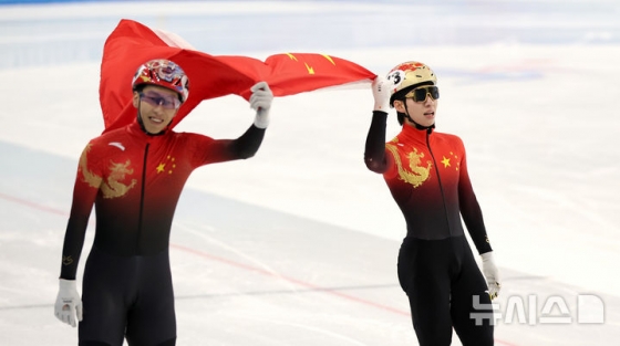 Китайцы Лин Сяоцзюнь (справа) радуются вместе с четвертым номером Сунь Лунгом в финале на 500 м по шорт-треку на зимних Азиатских играх 2025 года в Харбине, Китай, в тренировочном центре на льду. /Фото = Newsis