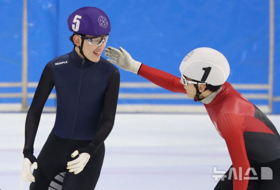 Лим Чен Ын (слева) получает поздравления от старшего поколения Хван Тэ Хон. /Фото = Newsis