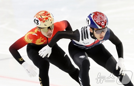 Лин Сяоцзюнь (слева) и Пак Джи Вон сосредоточены на гонке. /Фото = News1, предоставлены