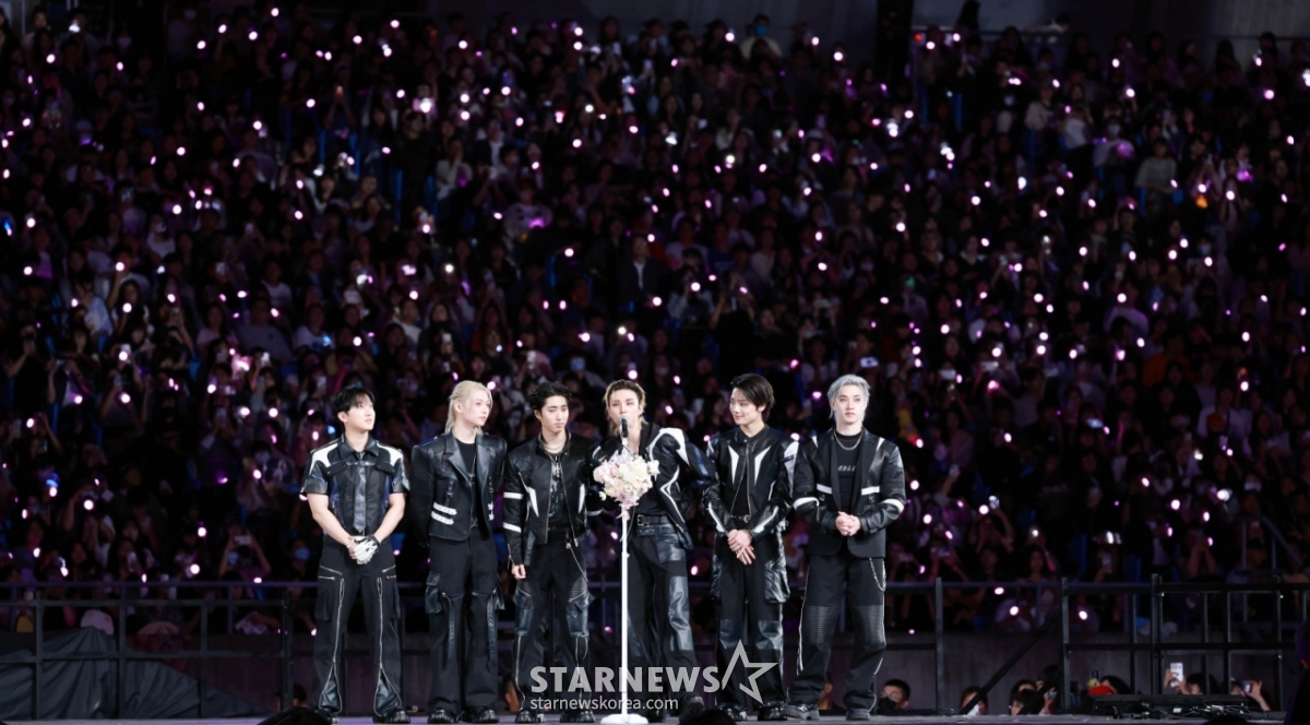 The group Stray Kids accept the AAA Best Artist Award at the "10th Anniversary Asian Artist Awards 2025 and "10th Anniversary AAA 2025") hosted by Star News at Kaohsiung National Stadium on the 6th.  /2025.12.06 / Photo = B. coli tjdrbs23@
