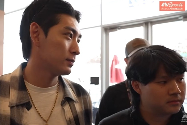 李ジョンフ（左）と彼の通訳ブライアン·カンが殺到する空港関連の質問に困った表情をしている。 /写真=NBCスポーツ ベイアリーナ 映像キャプチャー