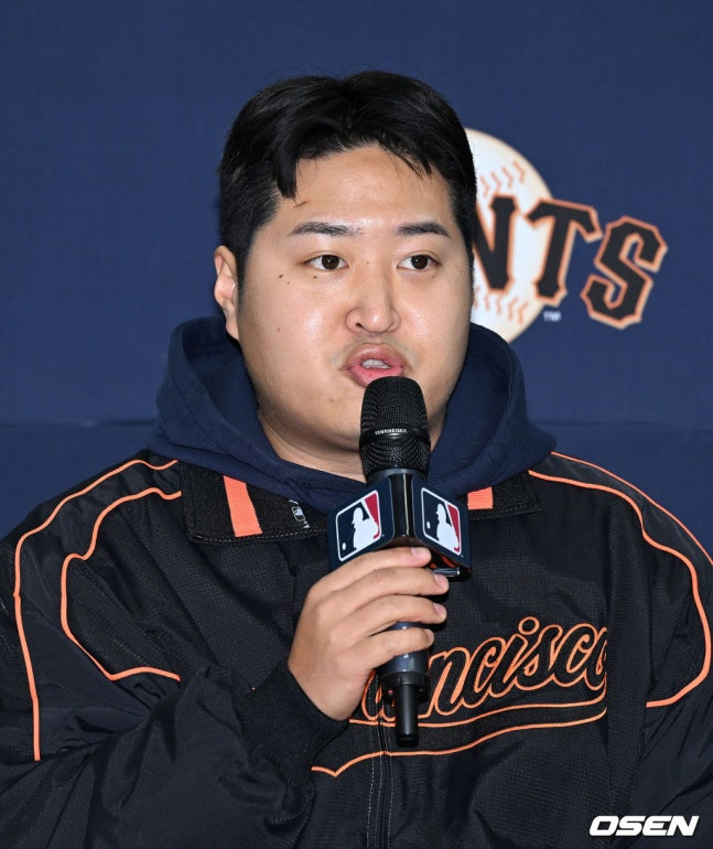 イ·ジョンフの通訳を担当するハン·ドンヒさん。 今月22日、米国への入国が不発に終わり、再び韓国に戻った。