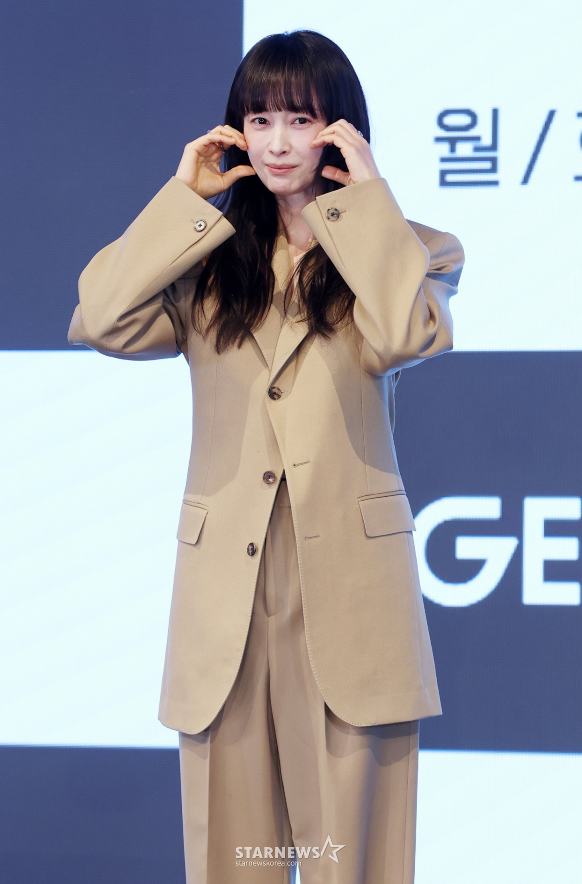 演员李奈映26日在首尔九老区The Saint举行的ENA月火剧《Honor:她们的法庭》制作发表会上摆出造型,供记者们拍照。 =金辉善hwijpg@