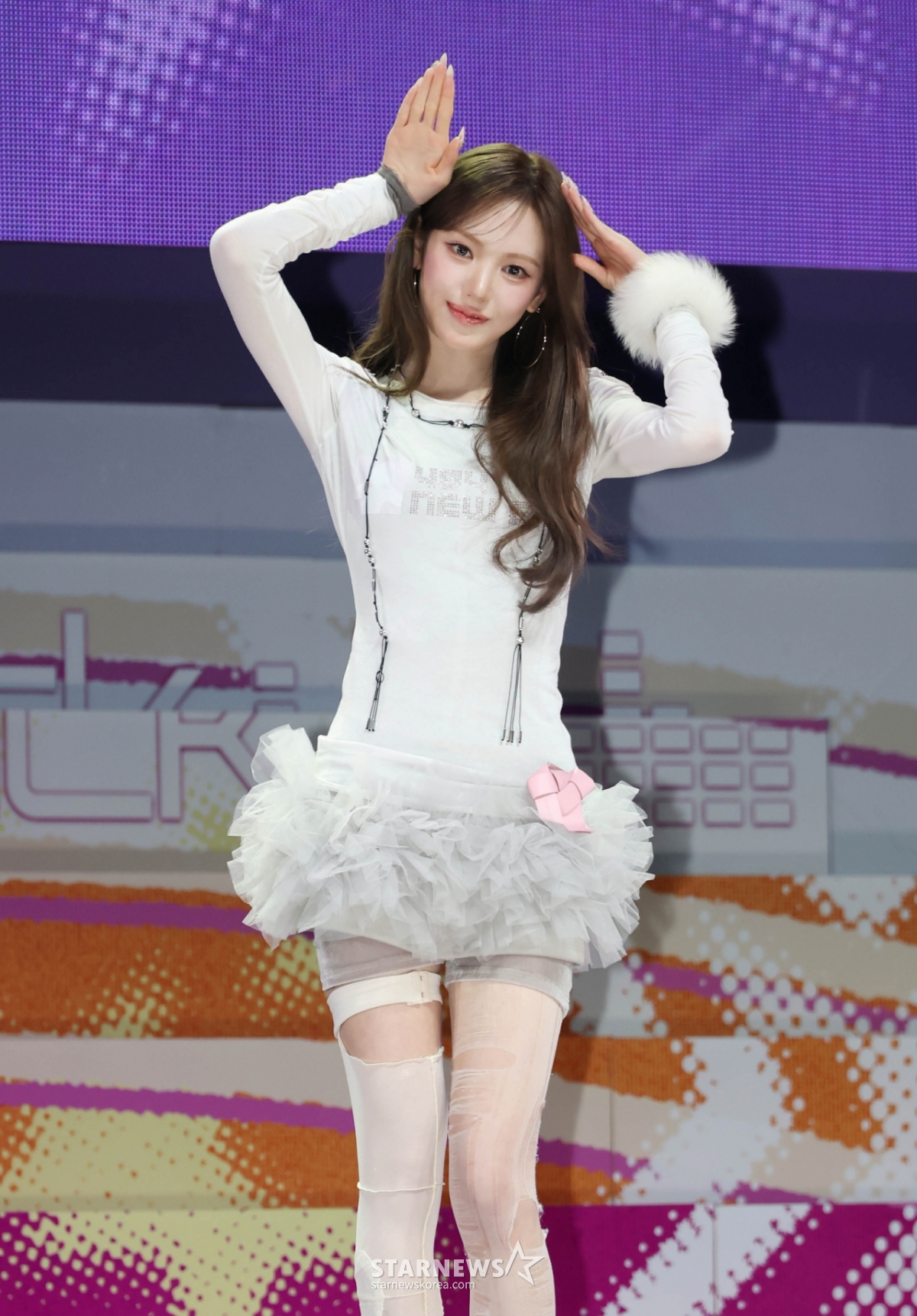 26日下午,在首尔广津区YES24 Live Hall举行的迷你2辑《Delulu Pack》发行纪念表演秀上,女子组合KiiKii秀正摆出造型,供记者们拍照。  这张专辑收录了主打歌《404》(New Era)和《Delulu》(Delulu)、《UNDERDOGS》(Under Dogs)、《汪喵》、《Dizzy》(Dizzy)、《To Me From Me》(To Me From Me)等共6首歌曲。 /2026.01.26 / 照片=李东勋 photoguy@