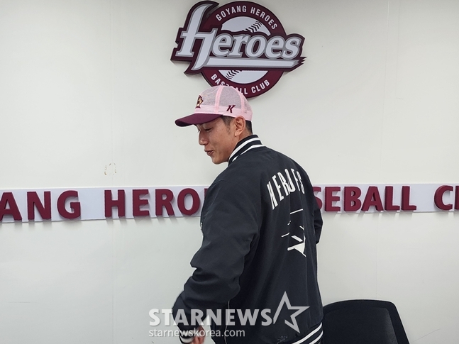 Seo Geon-chang posing for a photo shoot after finishing all the interviews. /Photo = Reporter Park Soo-jin