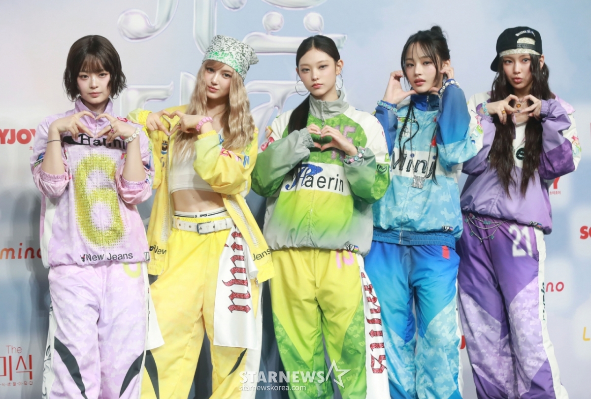 Chiều 21/3, nhóm nhạc nữ New Jin đang tạo dáng tại sự kiện thảm xanh Gayo Daejeon 2024 diễn ra tại một khu nghỉ dưỡng ở Incheon. /2024.07.21 /Ảnh = Lee Dong Hoon